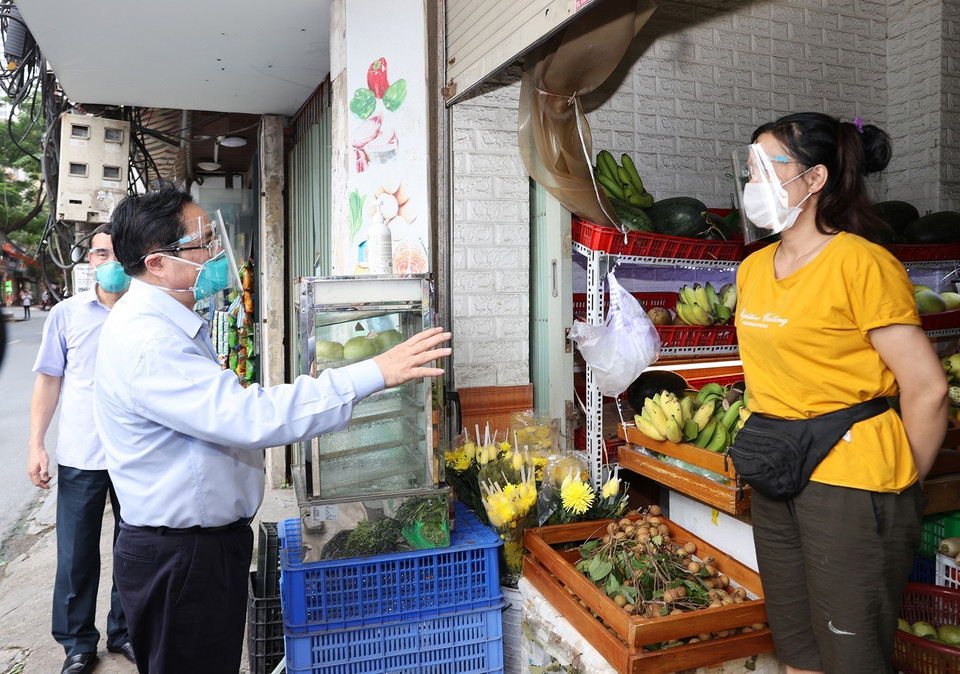 Thủ tướng Phạm Minh Chính kiểm tra đột xuất các cơ sở kinh doanh trên đường Nguyễn Tuân, quận Thanh Xuân. (Ảnh: Dương Giang/TTXVN)