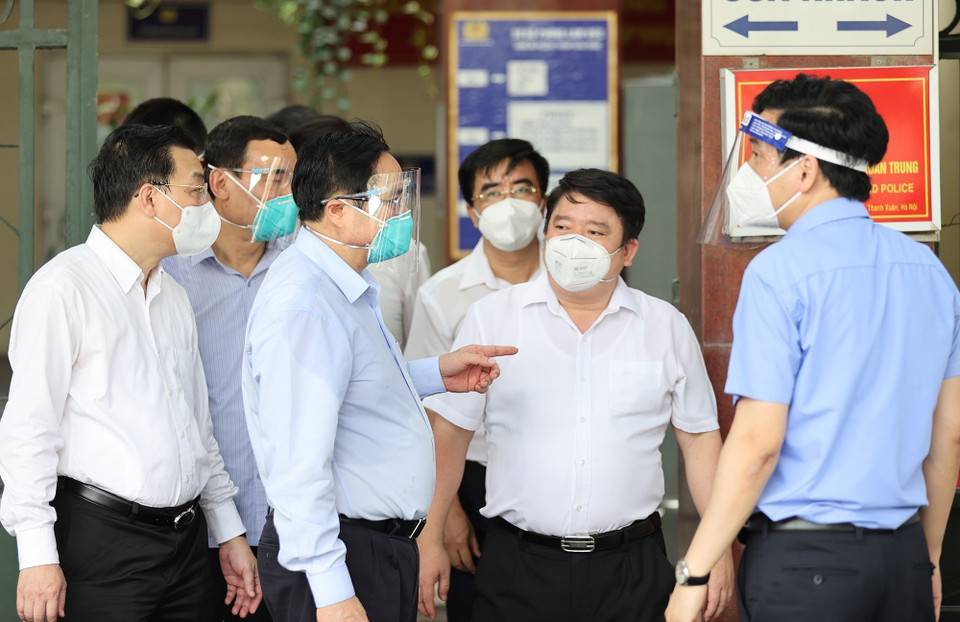 Thủ tướng Phạm Minh Chính thị sát điểm nóng về dịch bệnh COVID-19 tại ngõ 328 Nguyễn Trãi, quận Thanh Xuân. (Ảnh: Dương Giang/TTXVN)