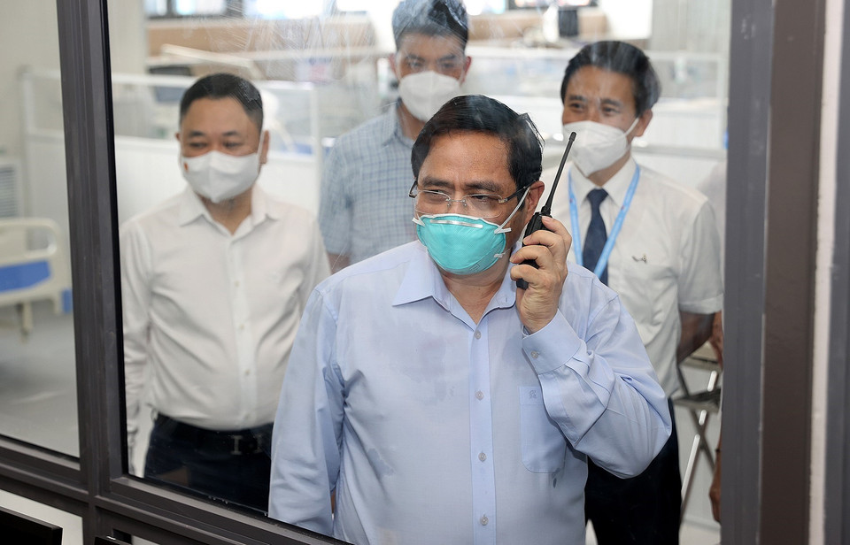 Thủ tướng Phạm Minh Chính kiểm tra hệ thống trang thiết bị của Bệnh viện Điều trị người bệnh COVID-19. (Ảnh: Dương Giang/TTXVN)