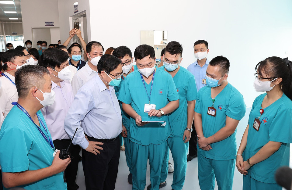Thủ tướng trao đổi với các cán bộ tại bệnh viện. (Ảnh: Dương Giang/TTXVN)