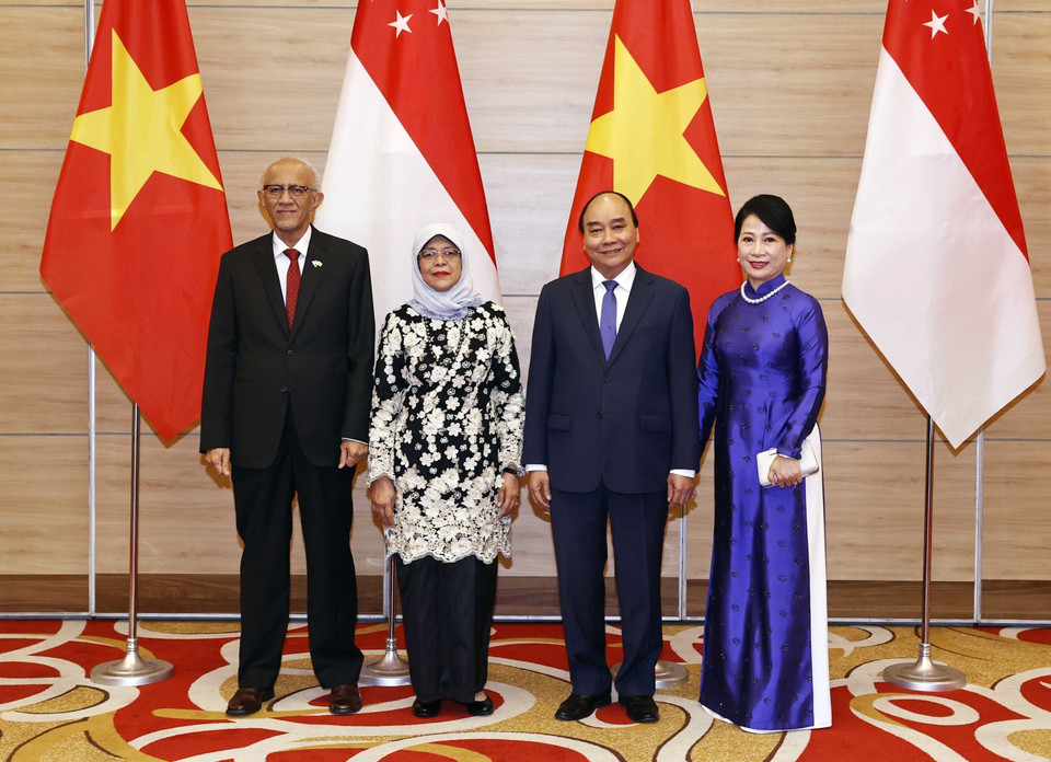 Chủ tịch nước Nguyễn Xuân Phúc và Phu nhân với Tổng thống Singapore Halimah Yacob và Phu quân Mohamed Bin Abdullah Alhabshee. (Ảnh: Thống Nhất/TTXVN)