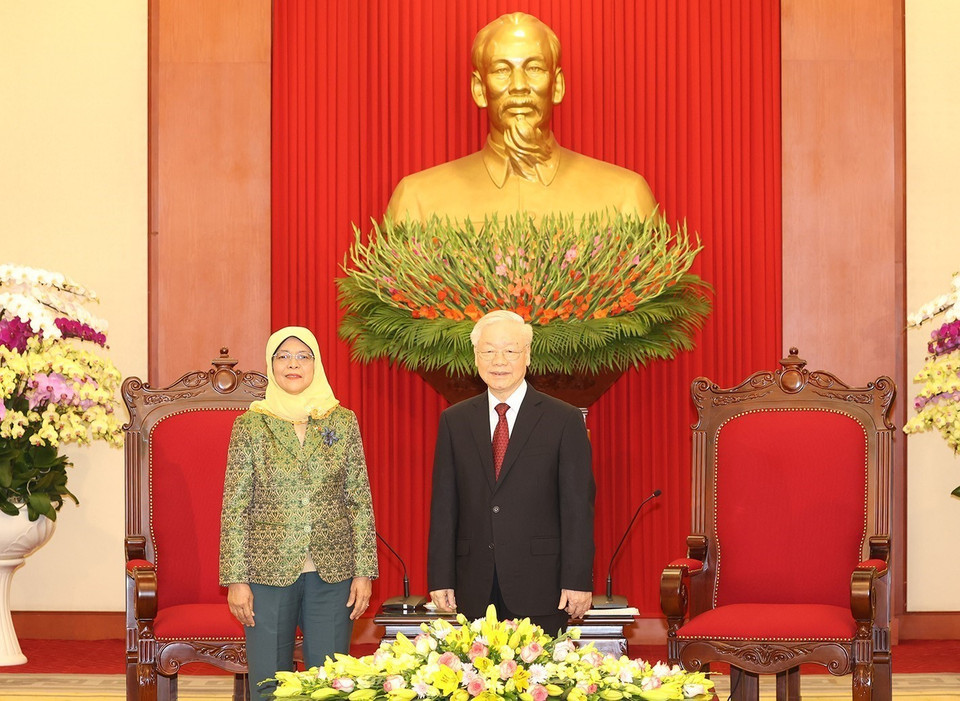Tổng Bí thư Nguyễn Phú Trọng và Tổng thống Cộng hòa Singapore Halimah Yacob. (Ảnh: Trí Dũng/TTXVN)