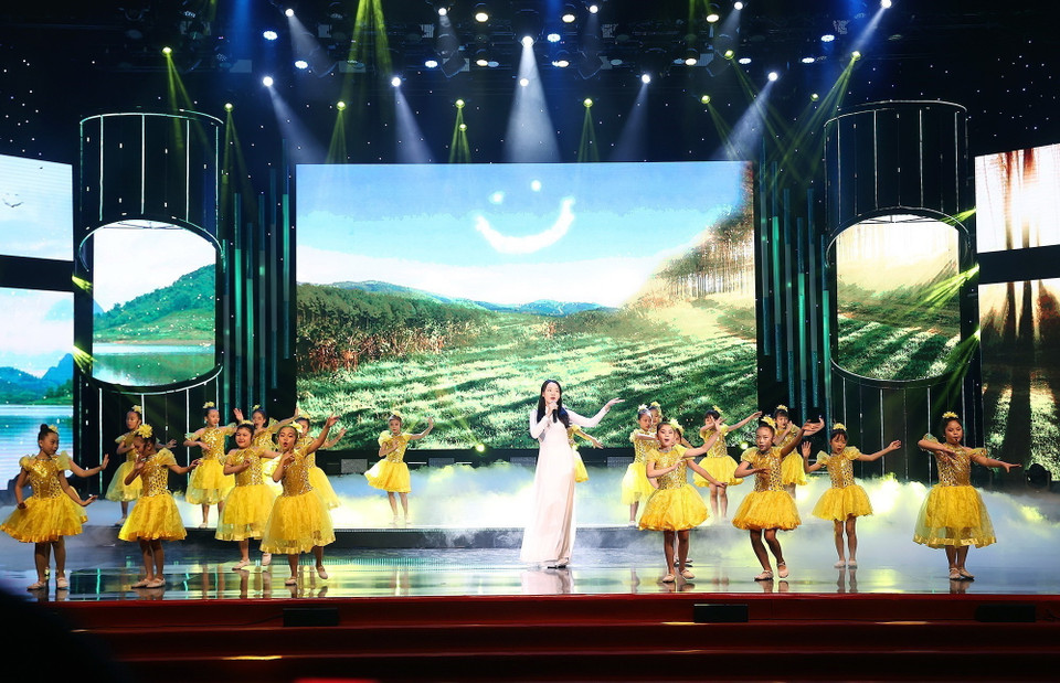 Tiết mục nghệ thuật với tựa đề Khát vọng. (Ảnh: Dương Giang/TTXVN)