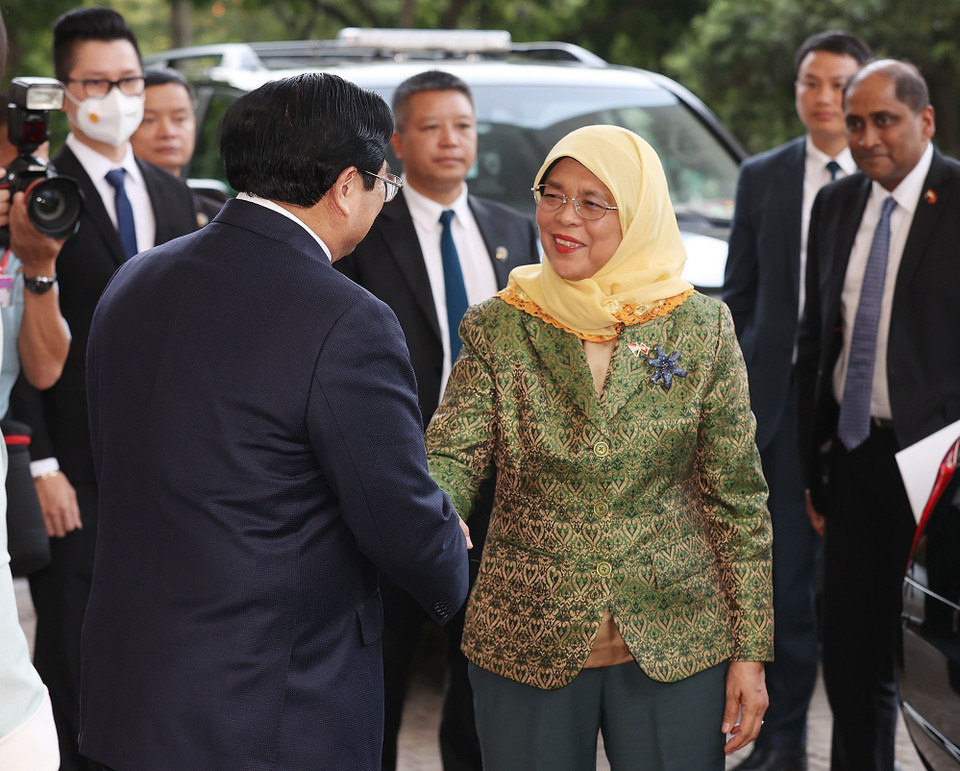 Thủ tướng Phạm Minh Chính tiếp Tổng thống Cộng hòa Singapore Halimah Yacob. (Ảnh: Dương Giang/TTXVN)