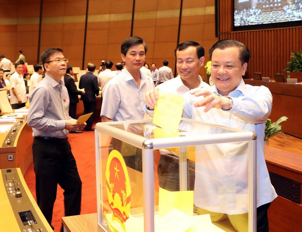 Các đại biểu Quốc hội bỏ phiếu bầu Chủ tịch nước. (Ảnh: Trọng Đức/TTXVN)