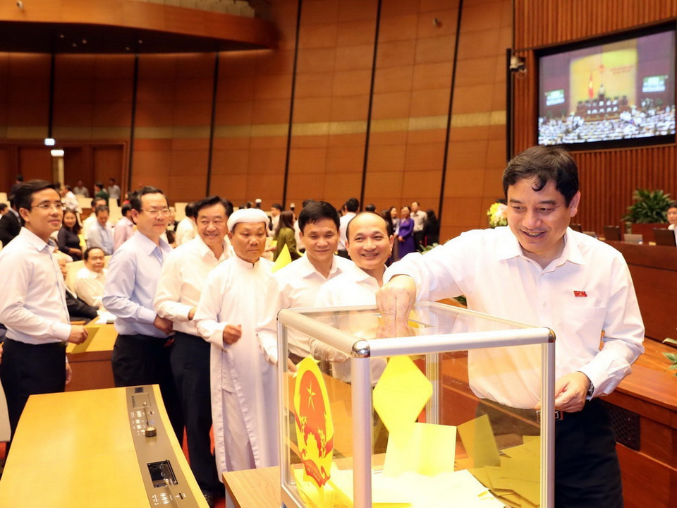 Các đại biểu Quốc hội bỏ phiếu bầu Chủ tịch nước. (Ảnh: Trọng Đức/TTXVN)