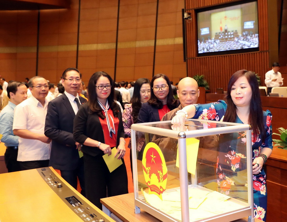 Các đại biểu Quốc hội bỏ phiếu bầu Chủ tịch nước. (Ảnh: Trọng Đức/TTXVN)