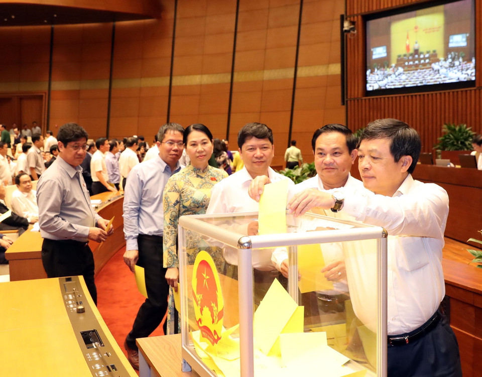 Các đại biểu Quốc hội bỏ phiếu bầu Chủ tịch nước. (Ảnh: Trọng Đức/TTXVN)