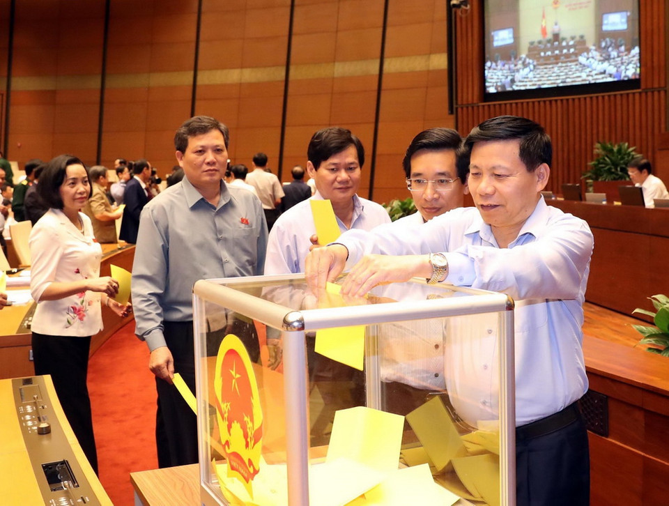 Các đại biểu Quốc hội bỏ phiếu bầu Chủ tịch nước. (Ảnh: Trọng Đức/TTXVN)