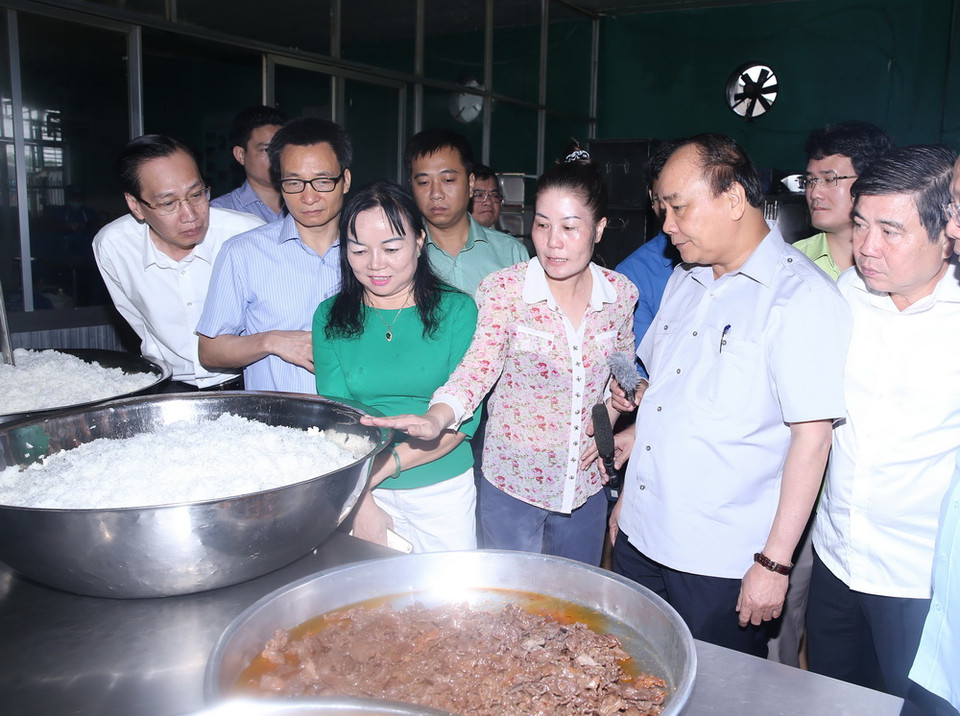 Thủ tướng Nguyễn Xuân Phúc thăm và kiểm tra tại Công ty suất ăn công nghiệp Tú Anh tại huyện Bình Chánh, Thành phố Hồ Chí Minh. (Ảnh: Thống Nhất/TTXVN)
