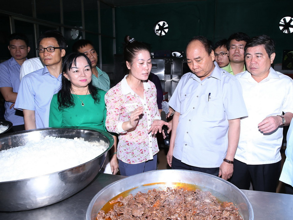  Thủ tướng Nguyễn Xuân Phúc thăm và kiểm tra tại Công ty một thành viên suất ăn công nghiệp Tú Anh tại huyện Bình Chánh, Thành phố Hồ Chí Minh. (Ảnh: Thống Nhất/TTXVN)