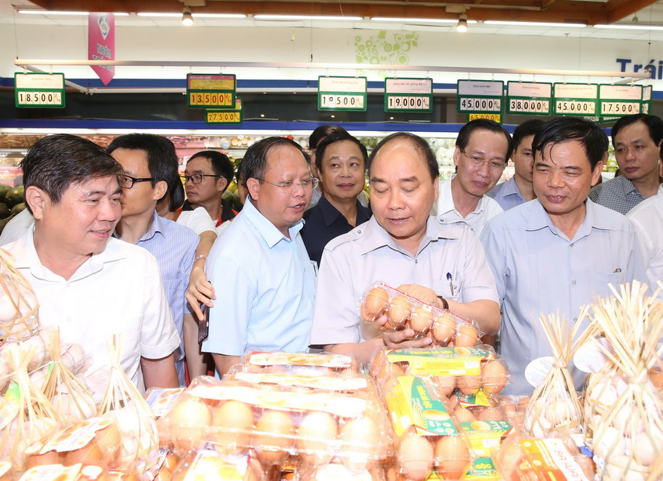 Thủ tướng Nguyễn Xuân Phúc thăm và kiểm tra tại siêu thị Coopmart, quận 11. (Ảnh: Thống Nhất/TTXVN)