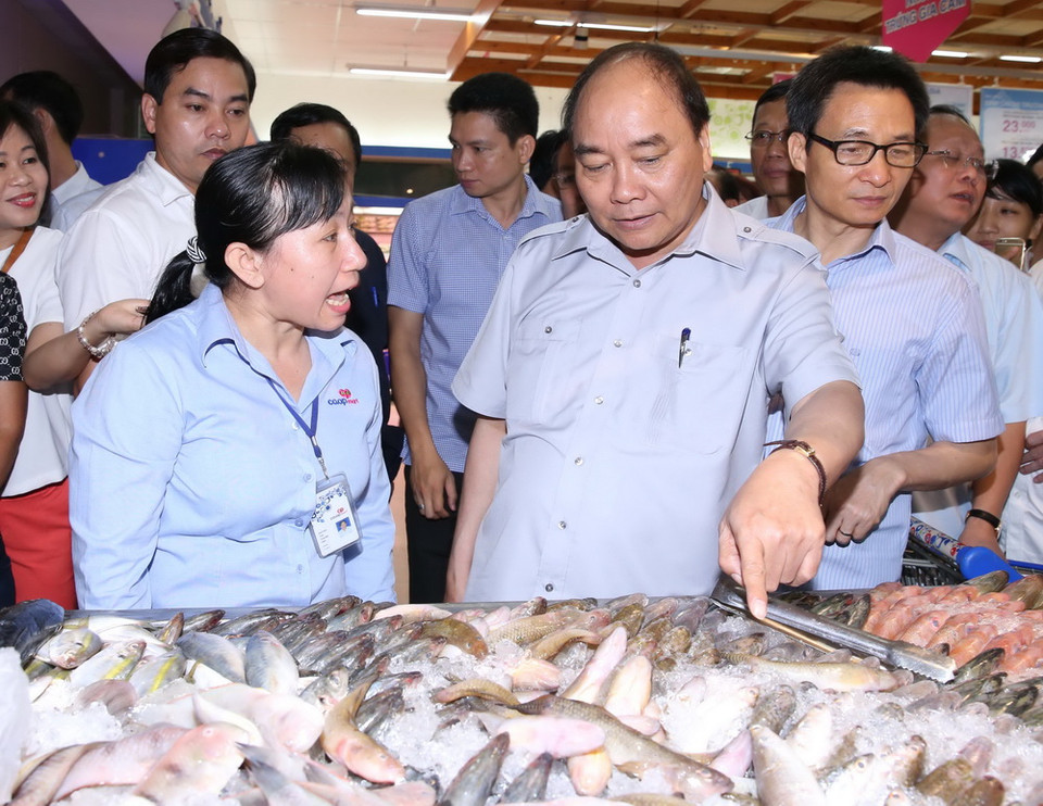 Thủ tướng Nguyễn Xuân Phúc thăm và kiểm tra tại siêu thị Coopmart, quận 11. (Ảnh: Thống Nhất/TTXVN)