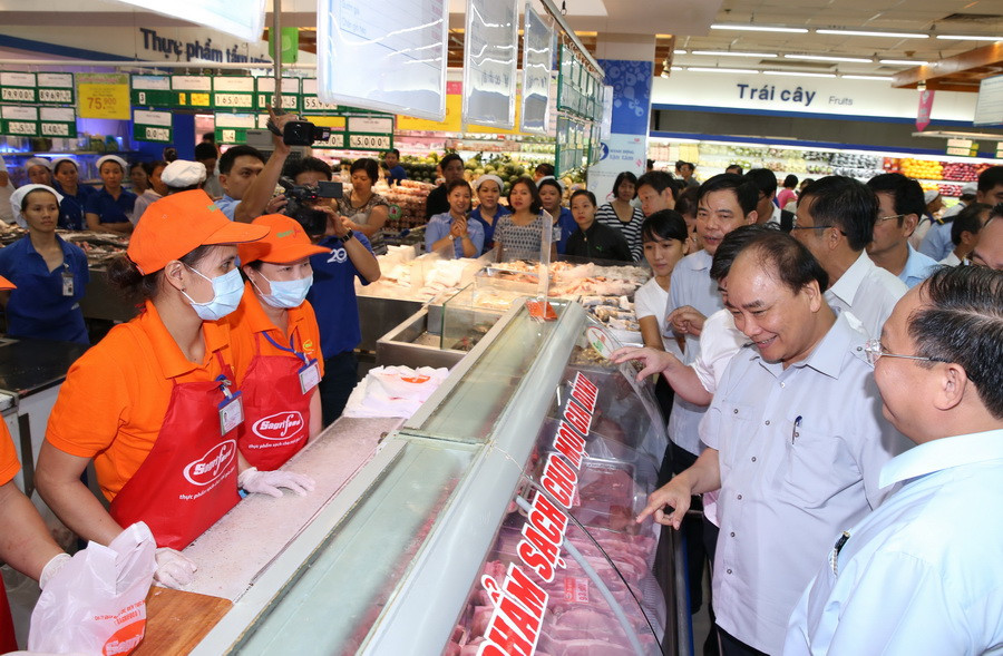 Thủ tướng Nguyễn Xuân Phúc thăm và kiểm tra tại siêu thị Coopmart, quận 11. (Ảnh: Thống Nhất/TTXVN)
