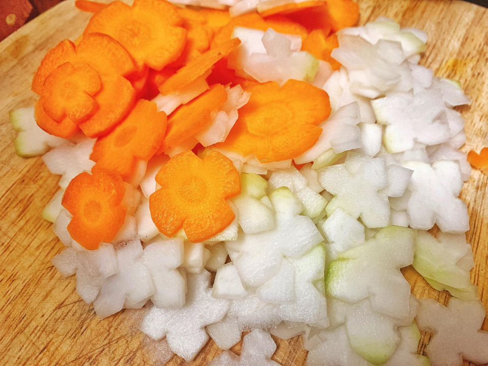 Dưa góp: Cà rốt, su hào hoặc đu đủ xanh thái mỏng ngâm nước muối pha loãng để khoảng 30 phút rồi xả sạch. Trộn xu hào, cà rốt với chút muối, dấm, ớt, đường, tỏi băm, nêm nếm chua cay, mặn ngọt là được. (Ảnh: Mai Mai/Vietnam)