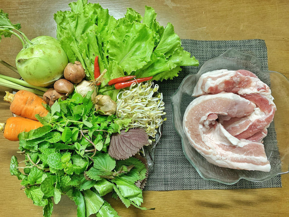 Nguyên liệu: 500gr thịt ba chỉ hoặc phần thịt cổ, thịt nách mềm lẫn mỡ khi nướng lên có hương vị rất thơm ngon, 500gr thịt vai xay; 5 củ sả, hành khô, tỏi, ớt, chanh, đu đủ hoặc su hào, cà rốt, xương sông hoặc lá lốt, các loại rau sống ăn kèm; bột canh, mỳ chính, đường, nước mắm, mật ong, dầu hào, xì dầu, dầu mè, tiêu, dấm... (Ảnh: Mai Mai/Vietnam)