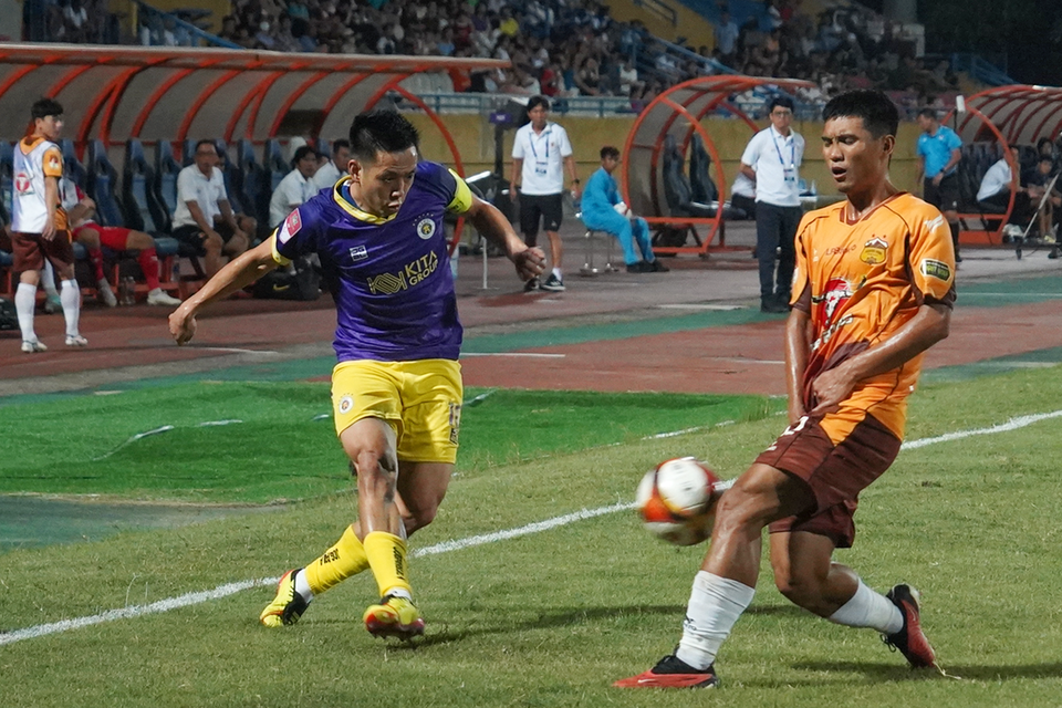 Sau bàn mở tỷ số, Văn Quyết (áo tím) và các đồng đội tiếp tục là đội kiểm soát nhịp độ trận đấu. (Ảnh: Việt Anh/Vietnam+)