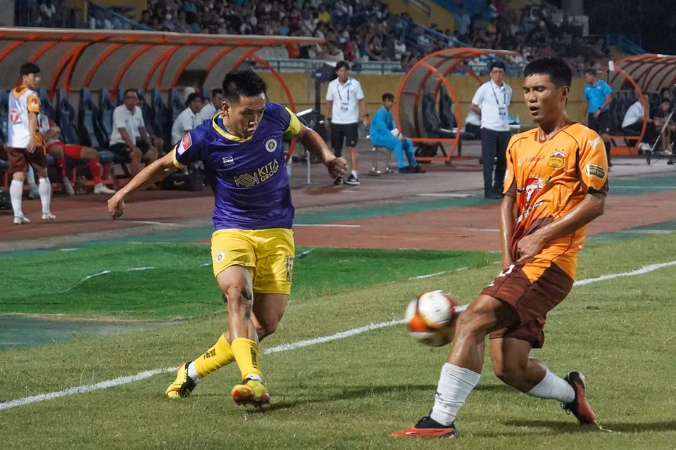 Sau bàn mở tỷ số, Văn Quyết (áo tím) và các đồng đội tiếp tục là đội kiểm soát nhịp độ trận đấu. (Ảnh: Việt Anh/Vietnam+)