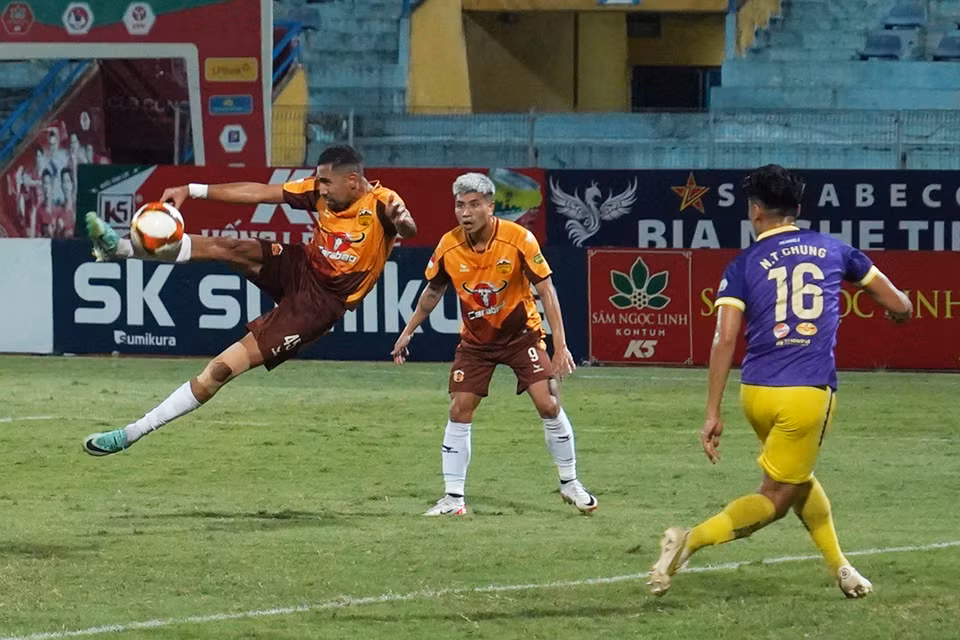 Bước sang hiệp hai, Hoàng Anh Gia Lai đẩy cao đội hình nhằm tìm kiếm bàn gỡ. (Ảnh: Việt Anh/Vietnam+)