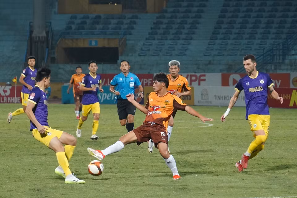 Sau khi nhận bàn thua thứ hai ở phút 71, Hoàng Anh Gia Lai tăng cường sức tấn công khi tung vào sân tiền đạo trẻ Nguyễn Quốc Việt (số 19). (Ảnh: Việt Anh/Vietnam+)
