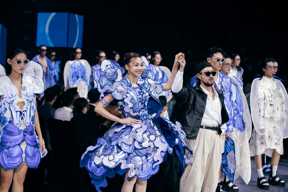 Nhà Thiết kế Võ Công Khanh làm “sống dậy” những phế thải, vải vụn trở thành dòng chảy bất tận của nghệ thuật và thời trang thông qua bộ sưu tập “Kiệt tác của nước.” (Ảnh: CTV/Vietnam+)