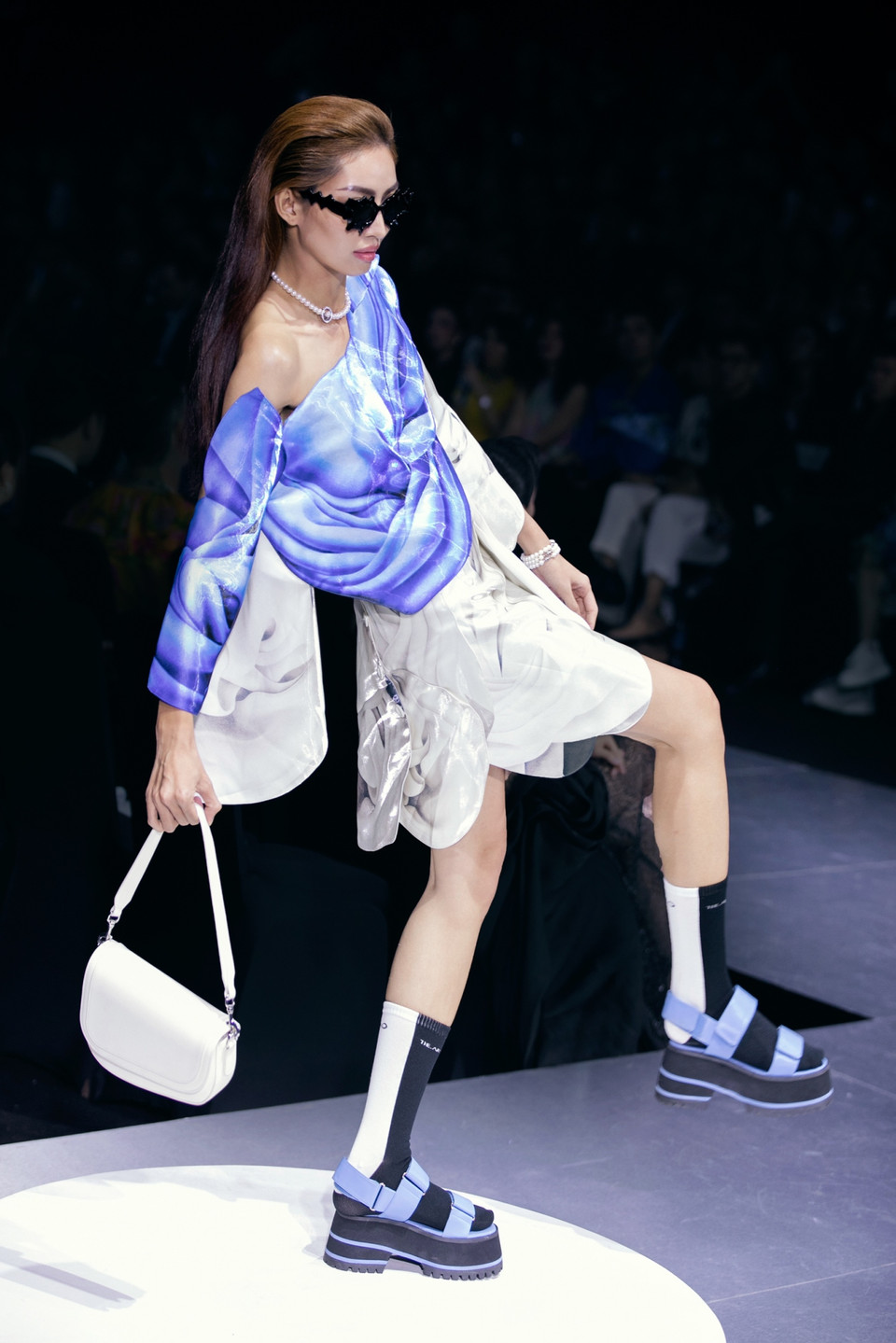 Nhà thiết kế Võ Công Khanh đã khiến giới mộ điệu thời trang phải “dậy sóng” với những thiết kế độc đáo được dựng phom cấu trúc hình khối 3D tinh xảo, mang đến hiệu ứng thị giác mạnh mô phỏng trạng thái dịch chuyển của bề mặt dòng nước. (Ảnh: CTV/Vietnam+)