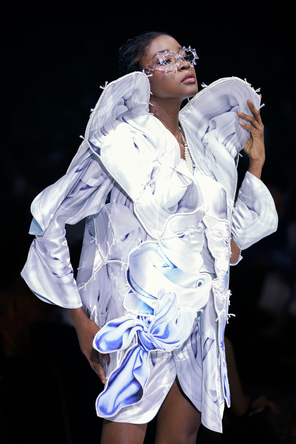 Bộ sưu tập không chỉ là vẻ đẹp thời trang mà còn mang thông điệp bền vững giống như sự bất tận trong chính dòng chảy độc đáo của nước từ các thiết kế. Bởi nhà thiết kế Võ Công Khanh không những sử dụng các chất liệu thân thiện với môi trường mà còn “làm sống dậy” các chất phế thải, những mảnh vải vụn dư thừa. (Ảnh: CTV/Vietnam+)