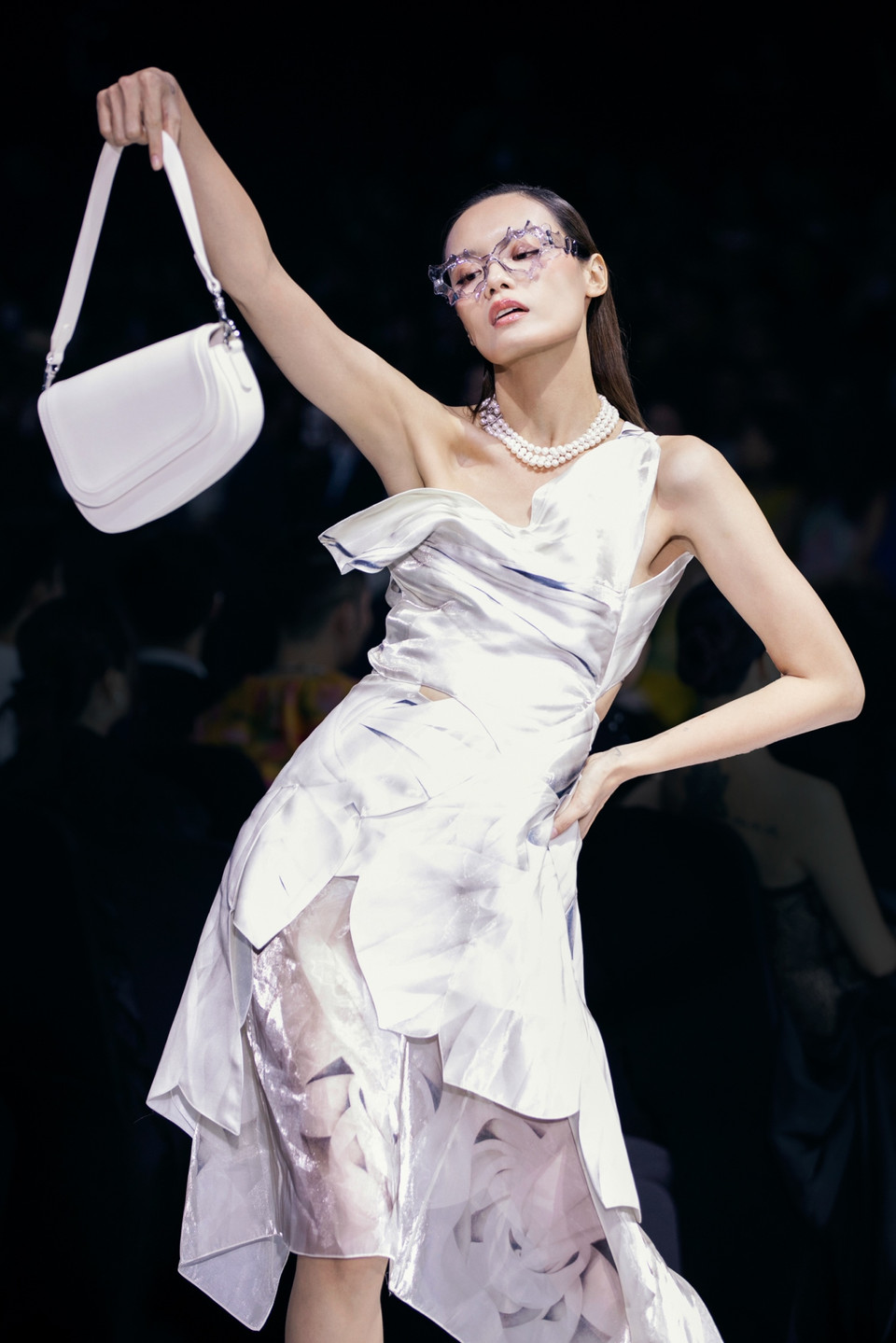 Không chỉ hướng đến giá trị thời trang bền vững, nhà thiết kế còn vô cùng khéo léo khi tạo điểm nhấn bằng những phụ kiện độc lạ từ mắt kính, tất khác màu cùng giày đều mang đậm chất riêng. (Ảnh: CTV/Vietnam+)