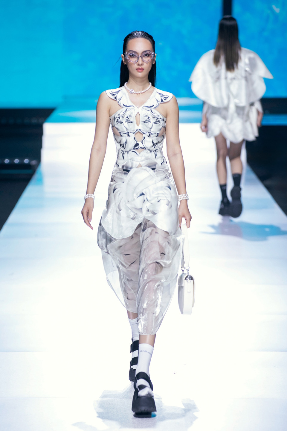 Một thiết kế trong bộ sưu tập “Kiệt tác của nước.” (Ảnh: CTV/Vietnam+)