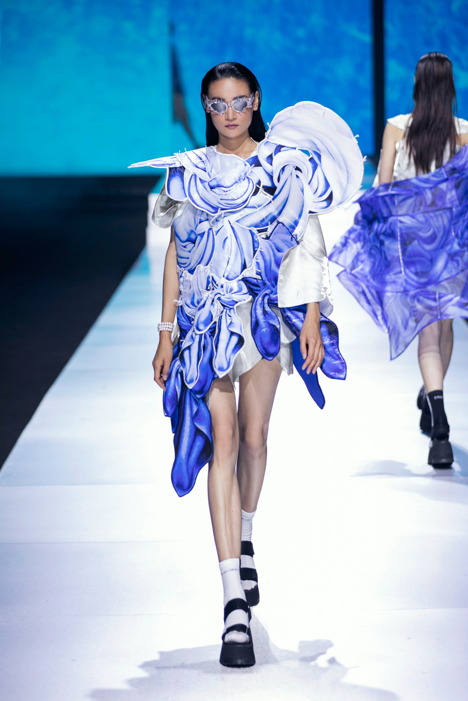 “Kiệt tác của nước” thật sự đã trở thành bức tranh sinh động mang hiệu ứng thị giác 3D, chạm đến cảm xúc thăng hoa của giới mộ điệu thời trang. (Ảnh: CTV/Vietnam+)