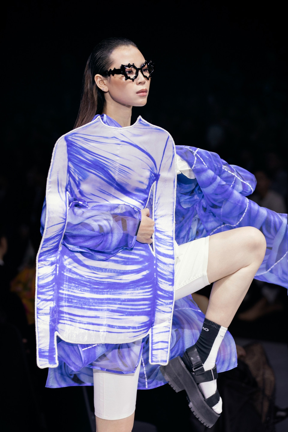 Điểm nhấn đặc biệt trong màn trình diễn bộ sưu tập chính là các tạo tác hình thể sáng tạo và nghệ thuật của dàn người mẫu. (Ảnh: CTV/Vietnam+)