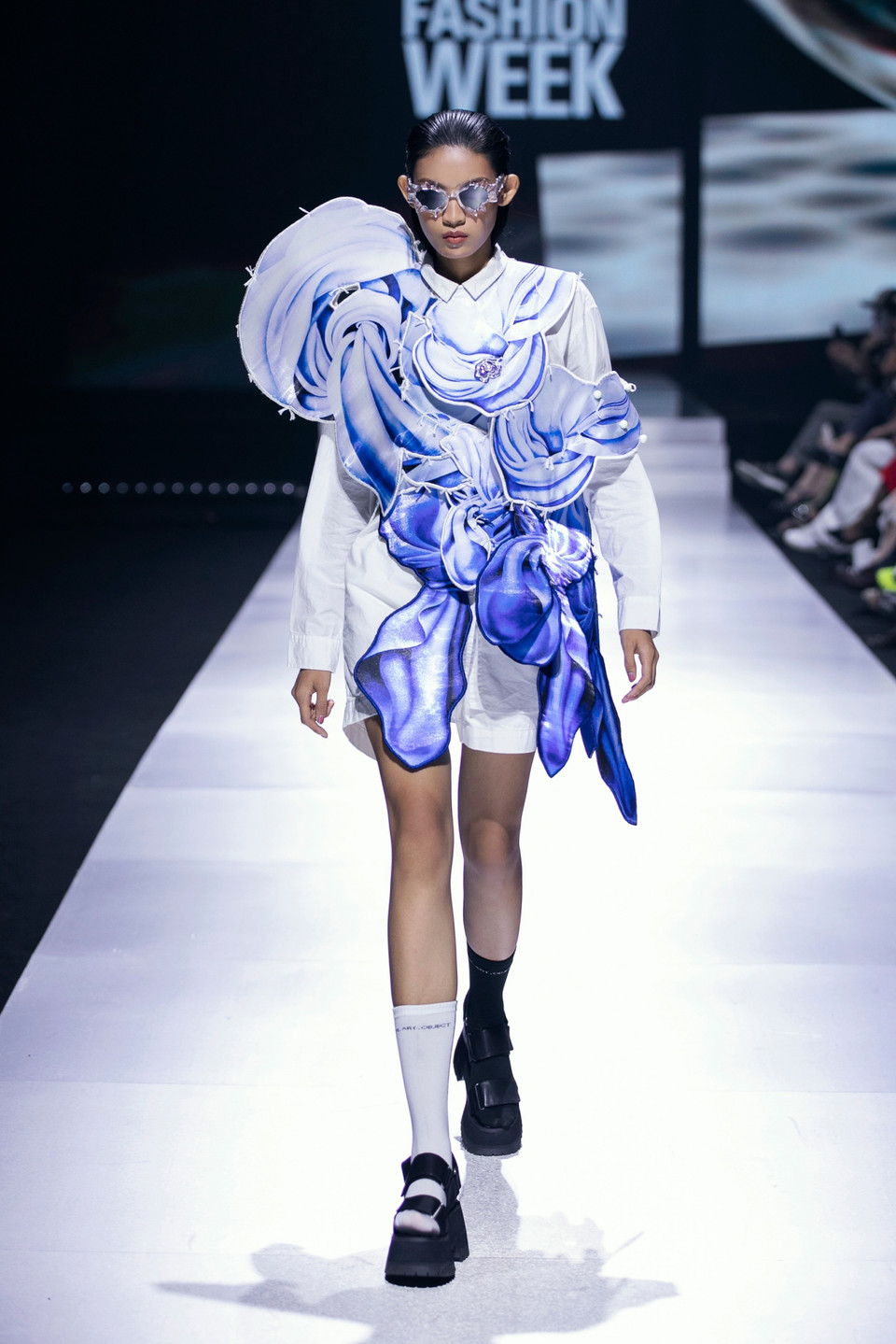 Đây không chỉ là phần trình diễn đơn thuần, mà còn là nơi để Võ Công Khanh trưng bày những tác phẩm nghệ thuật mang đầy tính sáng tạo, độc đáo. (Ảnh: CTV/Vietnam+)