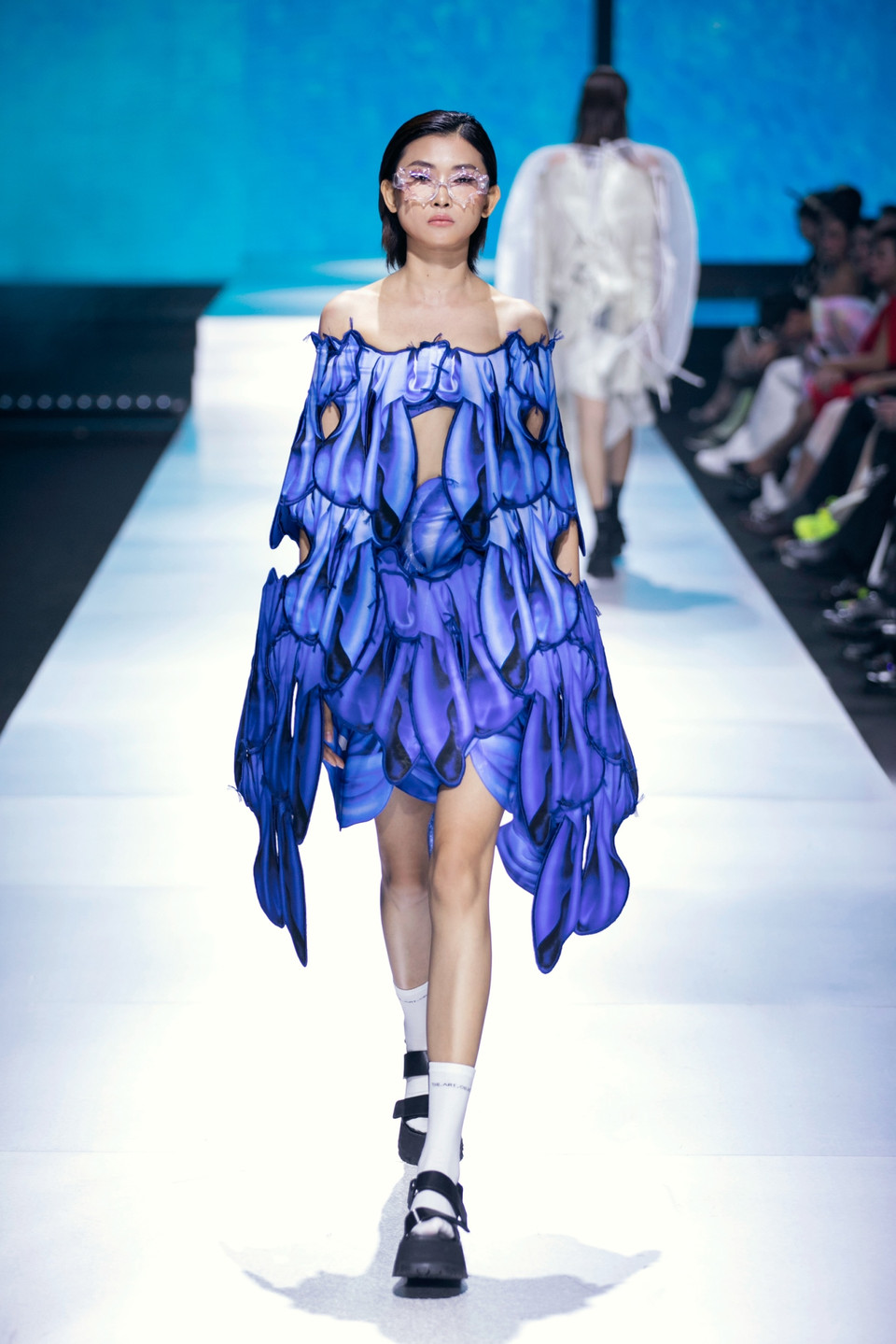 Đây không chỉ là phần trình diễn đơn thuần mà tựa như một triển lãm nghệ thuật ấn tượng, nơi trưng bày các tác phẩm độc đáo đầy mới mẻ. (Ảnh: CTV/Vietnam+)