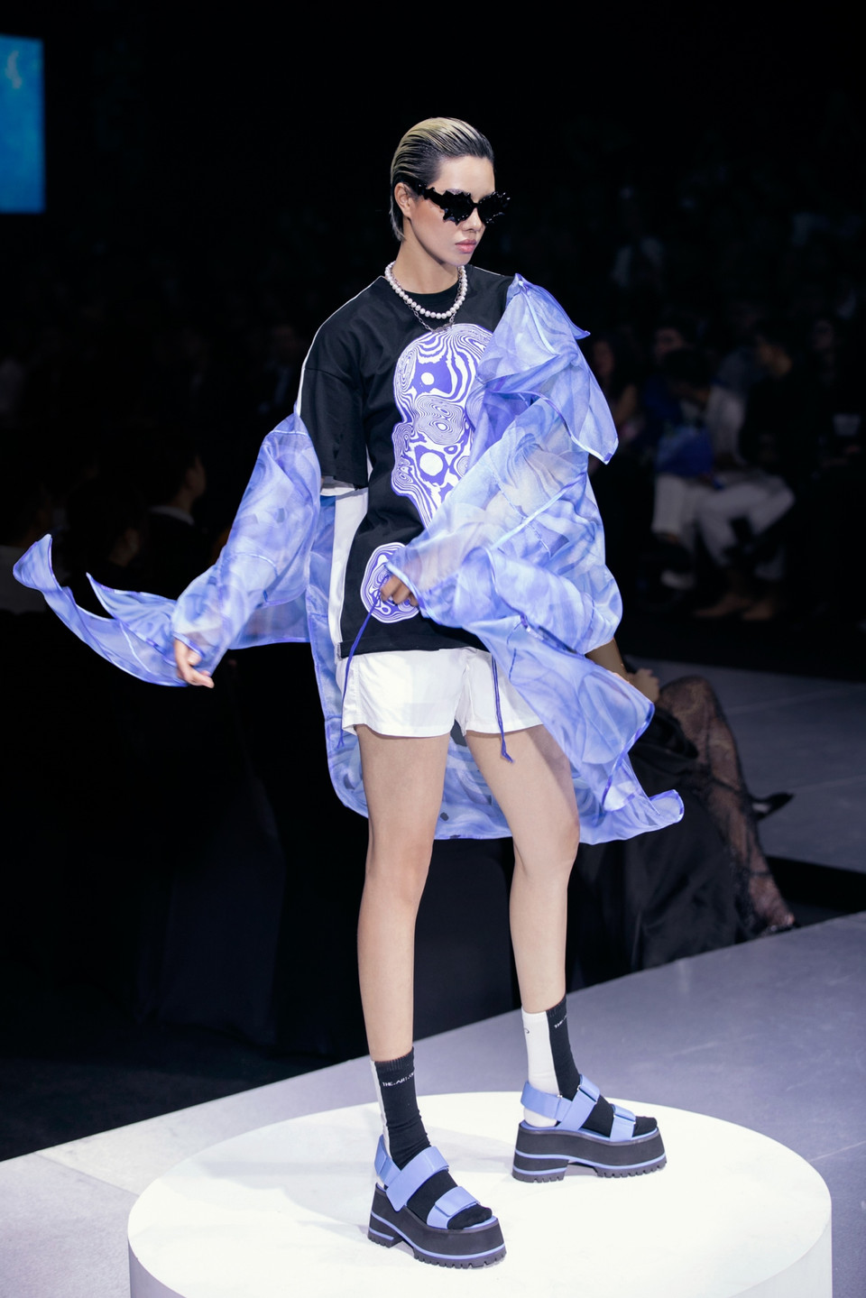 Từ các chất phế thải, những mảnh vải vụn dư thừa, nhà tạo mẫu đã tái tạo, nối ghép để hình thành nên cấu trúc mới giúp giảm thiểu lãng phí, giảm tải phế phẩm từ ngành công nghiệp thời trang. (Ảnh: CTV/Vietnam+)