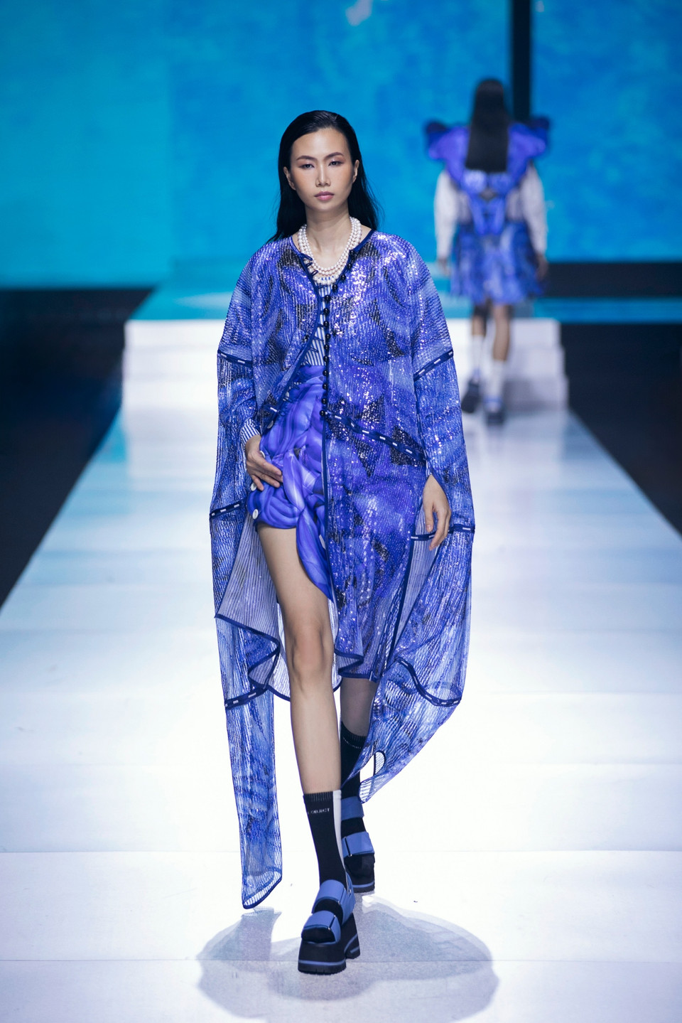 Ở bộ sưu tập này, cái đẹp sẽ không theo bất kỳ một khuôn mẫu nào được định sẵn, mà đến từ phong cách mang đậm chất riêng. (Ảnh: CTV/Vietnam+)