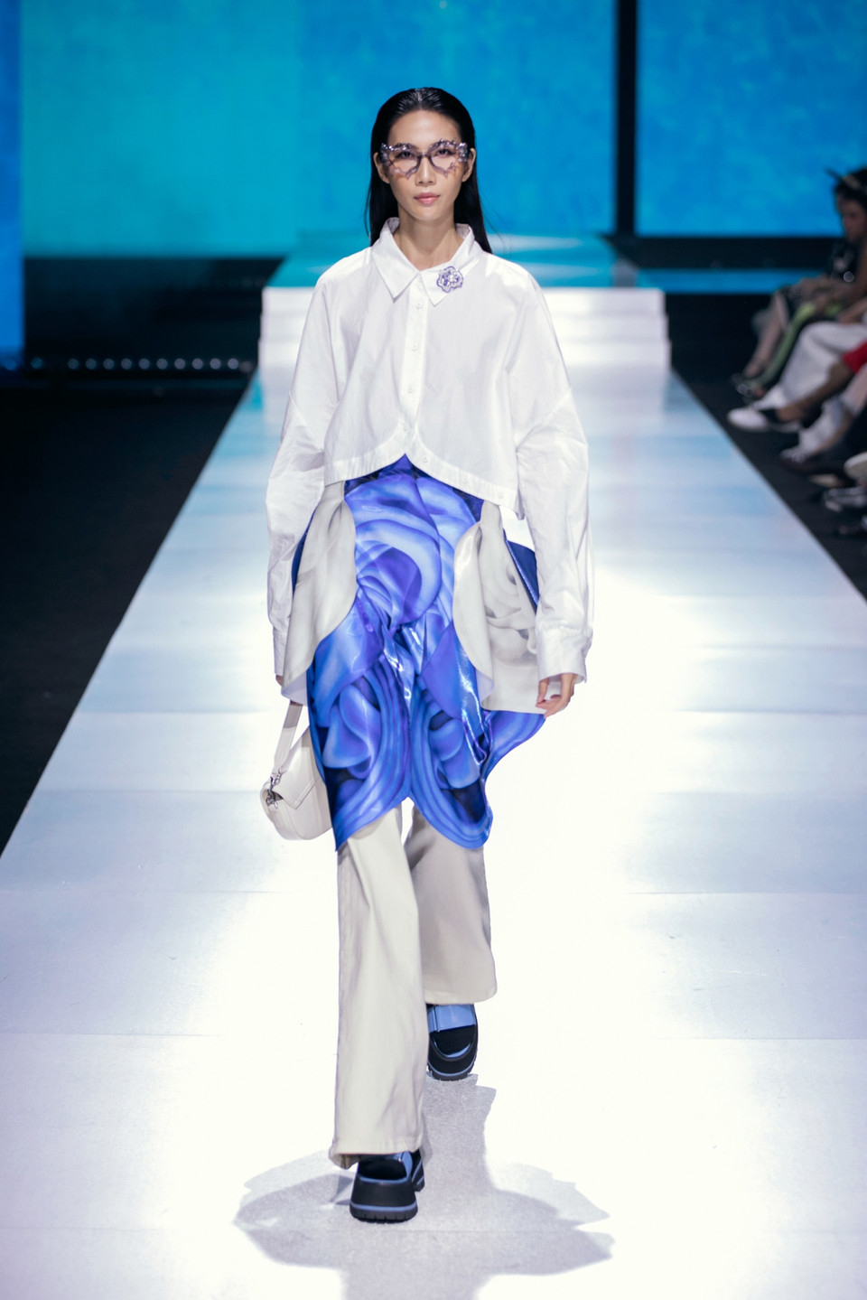 Nhà thiết kế Võ Công Khanh đã vô cùng tỉ mỉ khi tạo nên chiếc váy được thiết kế kỳ công từ các vật liệu thân thiện với môi trường nhưng vẫn rất khác biệt bởi những chi tiết tạo hình, nhuộm và in 3D sống động. (Ảnh: CTV/Vietnam+)