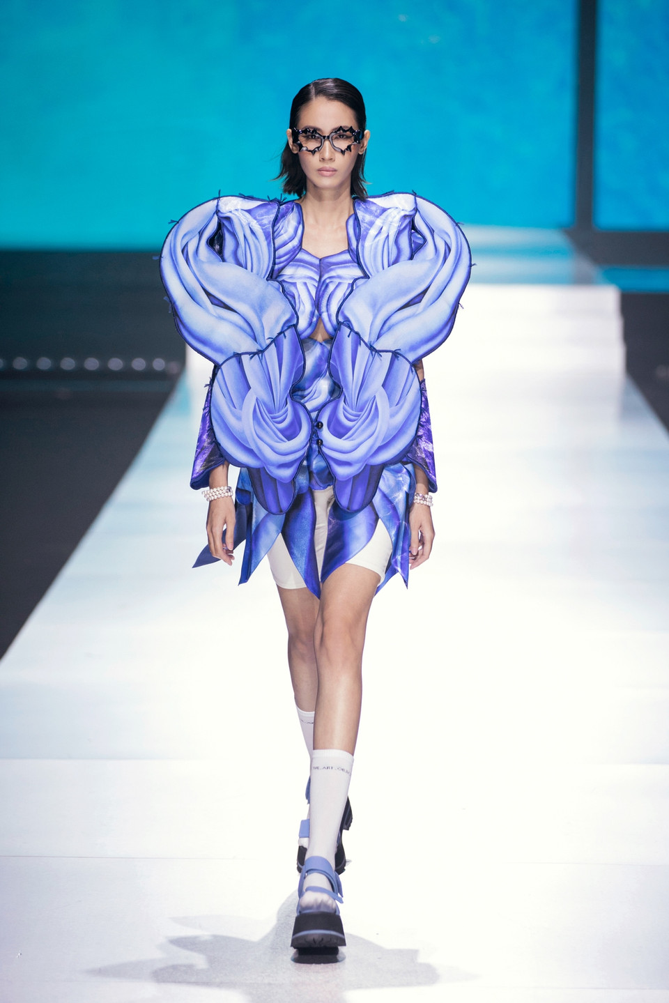 “Kiệt tác của nước” không chỉ là bộ sưu tập thời trang, mà còn là biểu tượng của sự hòa quyện giữa nghệ thuật, vẻ đẹp của nước và ý nghĩa sâu sắc. (Ảnh: CTV/Vietnam+)