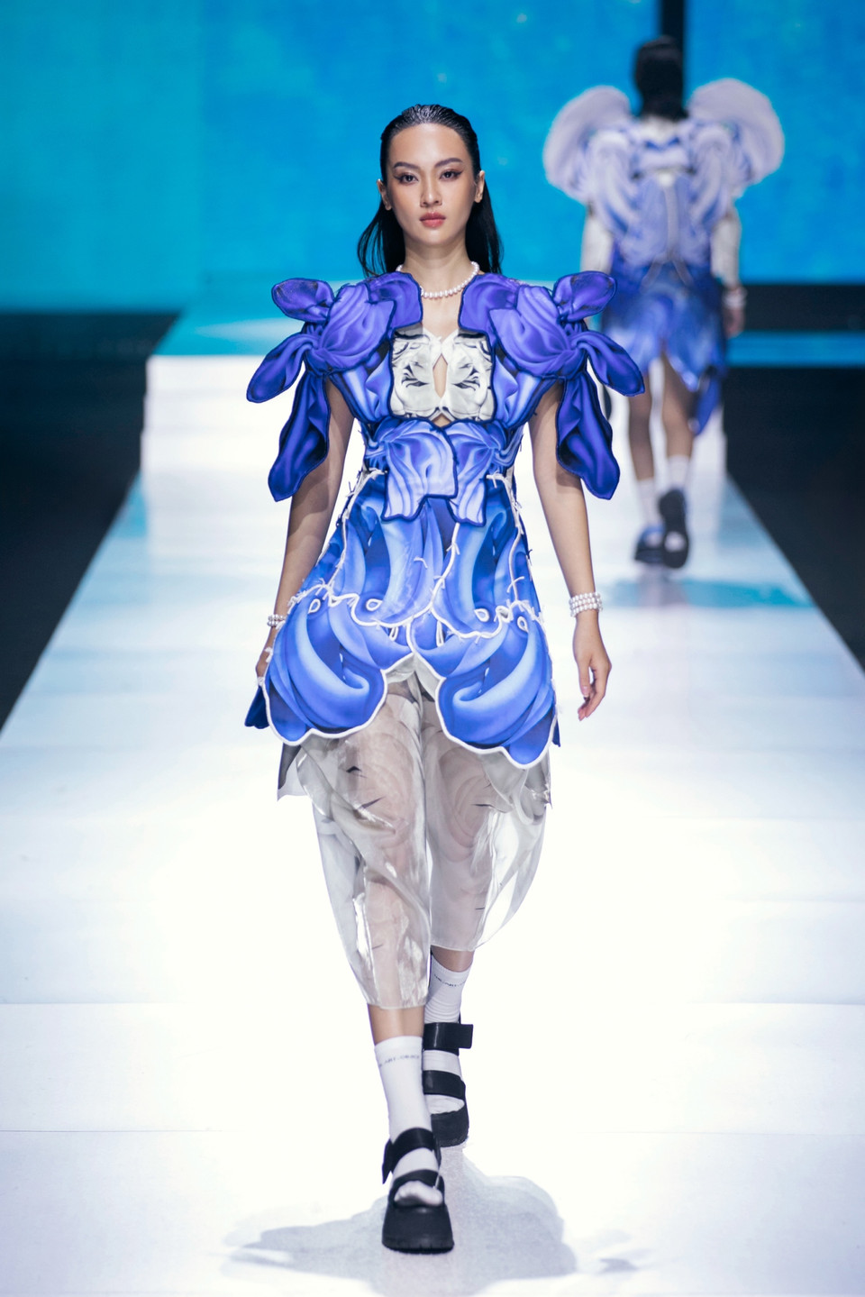 Một thiết kế trong bộ sưu tập “Kiệt tác của nước.” (Ảnh: CTV/Vietnam+)