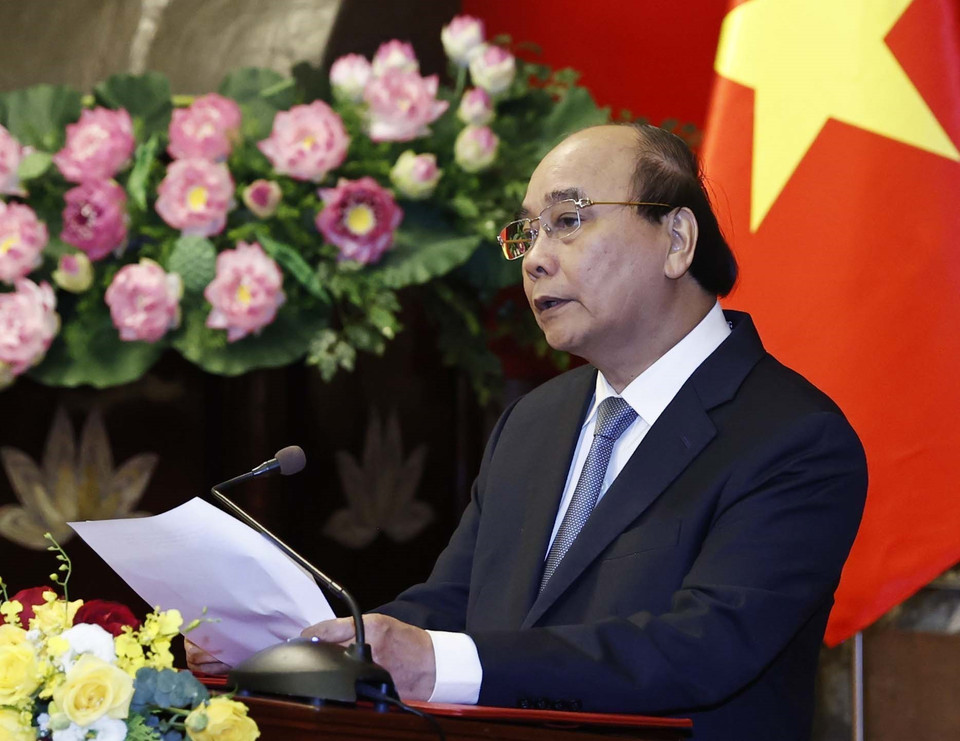 Chủ tịch nước Nguyễn Xuân Phúc phát biểu chúc mừng và giao nhiệm vụ cho Thượng tướng Phùng Sĩ Tấn. (Ảnh: Thống Nhất/TTXVN)