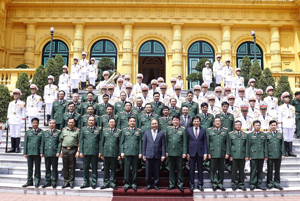 Chủ tịch nước Nguyễn Xuân Phúc chụp ảnh chung với lãnh đạo Bộ Quốc phòng và lãnh đạo Bộ Tổng Tham mưu Quân đội nhân dân Việt Nam. (Ảnh: Thống Nhất/TTXVN)