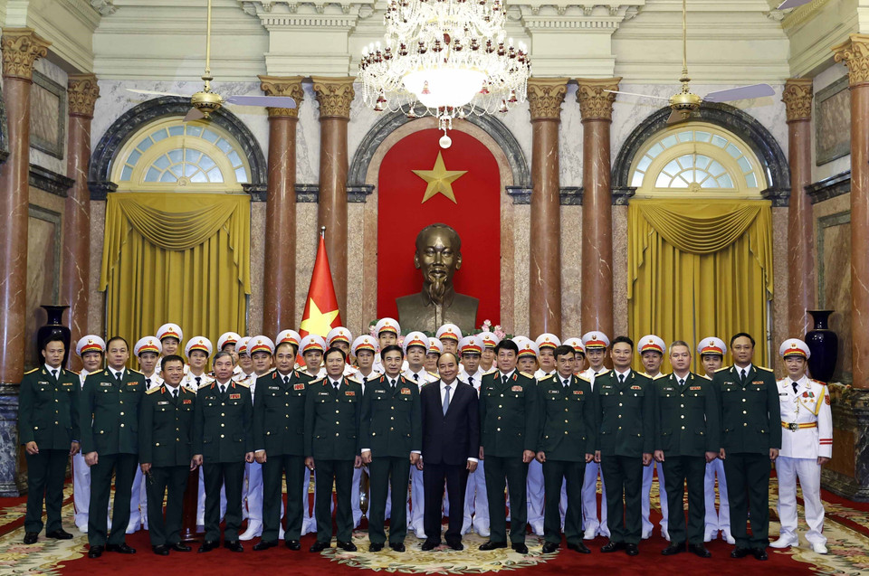 Chủ tịch nước Nguyễn Xuân Phúc và lãnh đạo Bộ Quốc phòng chúc mừng Thượng tướng Phùng Sĩ Tấn. (Ảnh: Thống Nhất/TTXVN)