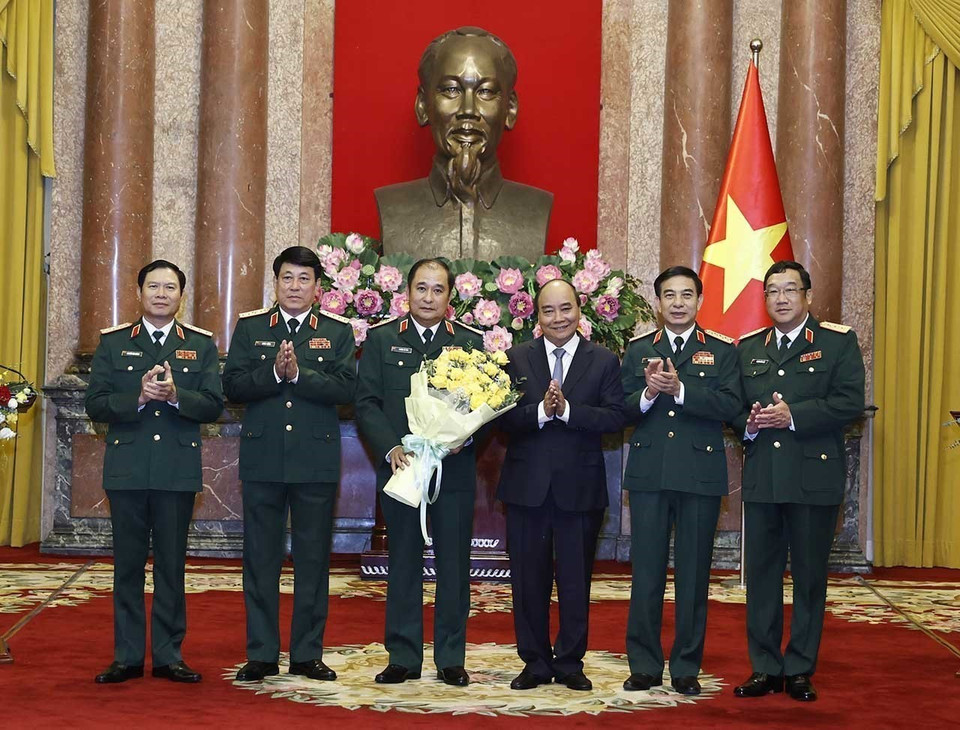 Chủ tịch nước Nguyễn Xuân Phúc và lãnh đạo Bộ Quốc phòng chúc mừng Thượng tướng Phùng Sĩ Tấn. (Ảnh: Thống Nhất/TTXVN)