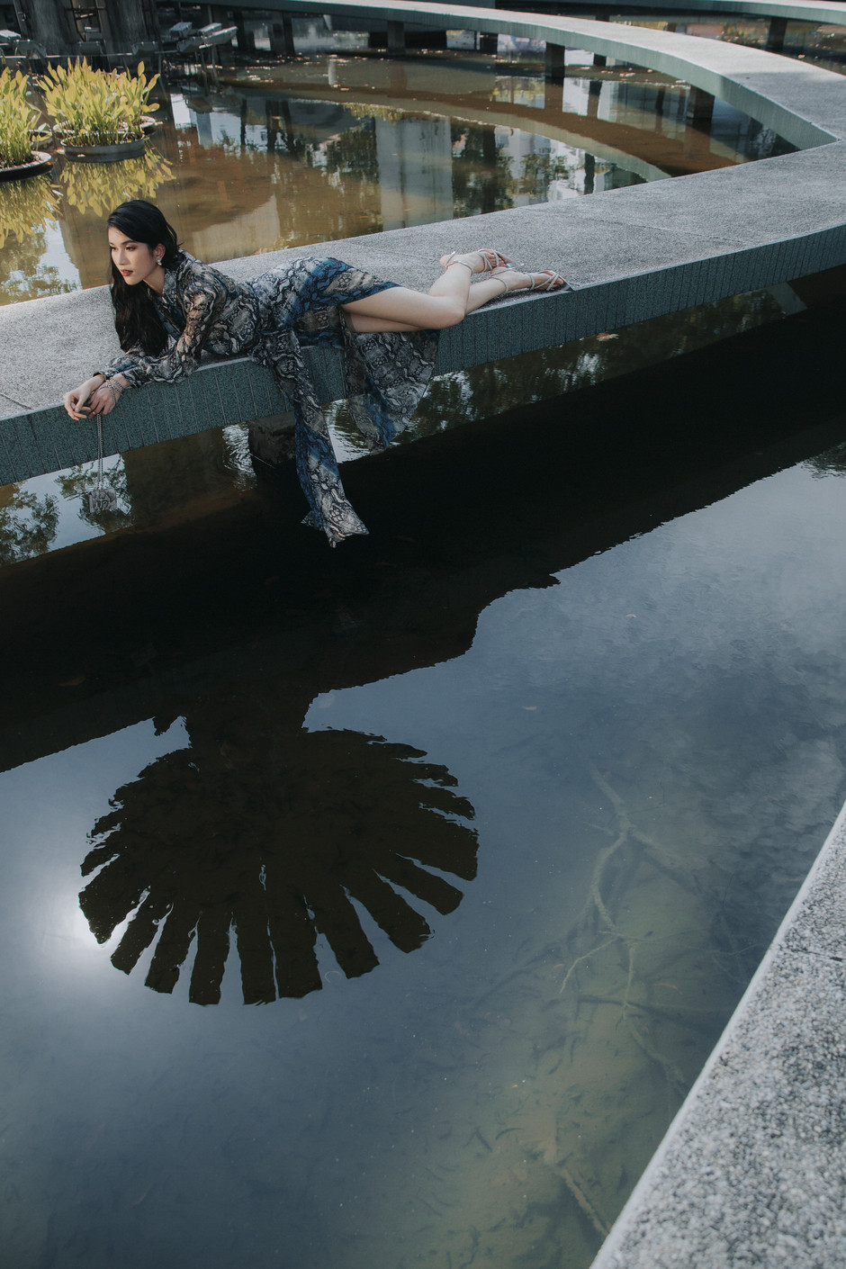 Phom dáng đi từ những món đồ riêng lẻ như những chiếc jacket cá tính phối cùng chân váy hay đầm ôm sát body quyến rũ, đến những mẫu váy ngắn với cách phối tạo phom dáng lạ mắt và phức tạp. Tất cả tạo nên hình ảnh một cô nàng quyến rũ nhưng mạnh mẽ. (Ảnh: CTV/Vietnam+)