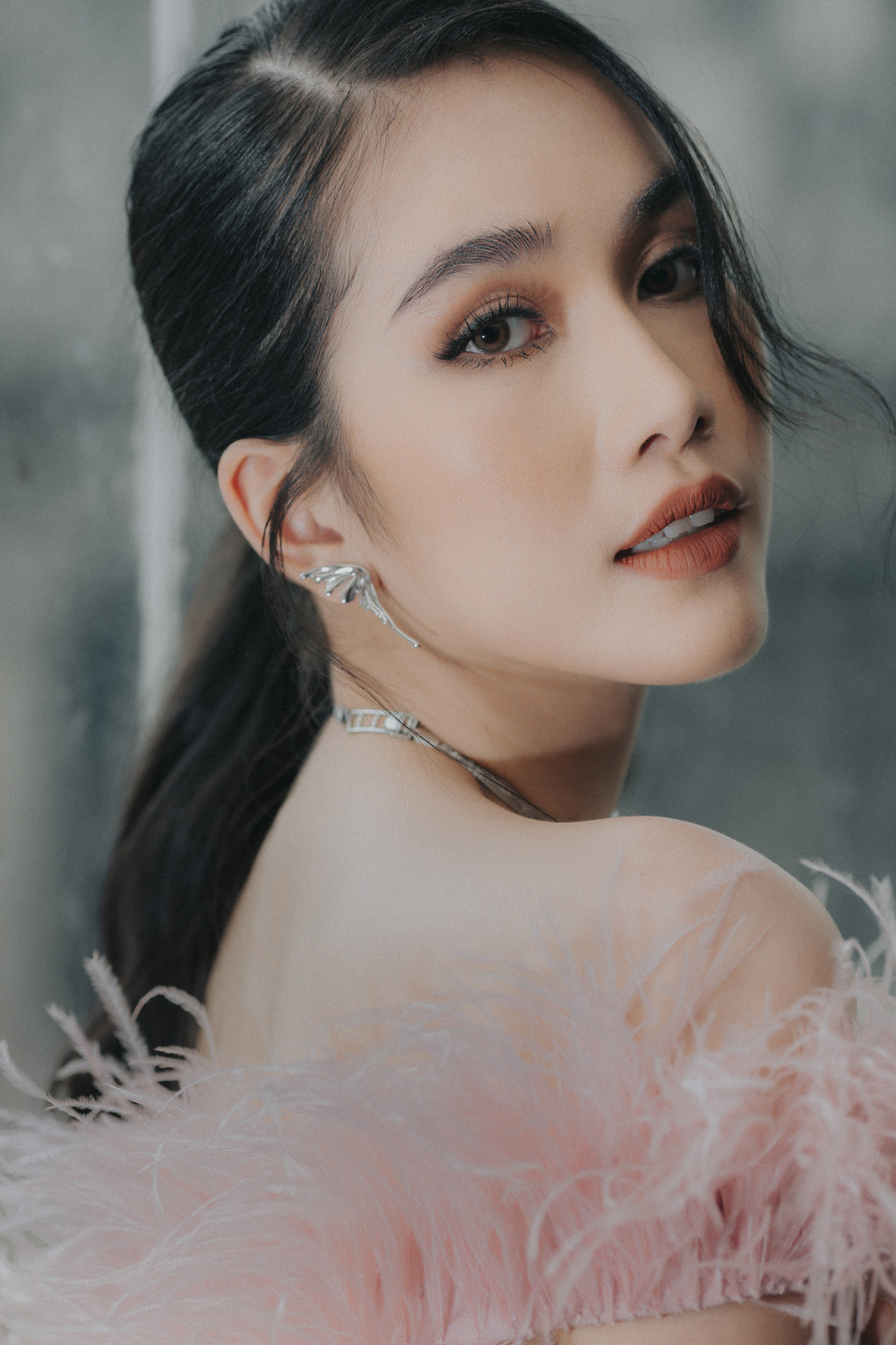 Phương Anh hóa thân thành quý cô thời trang thành thị, khoác trên mình loạt trang phục quyến rũ, cá tính. (Ảnh: CTV/Vietnam+)