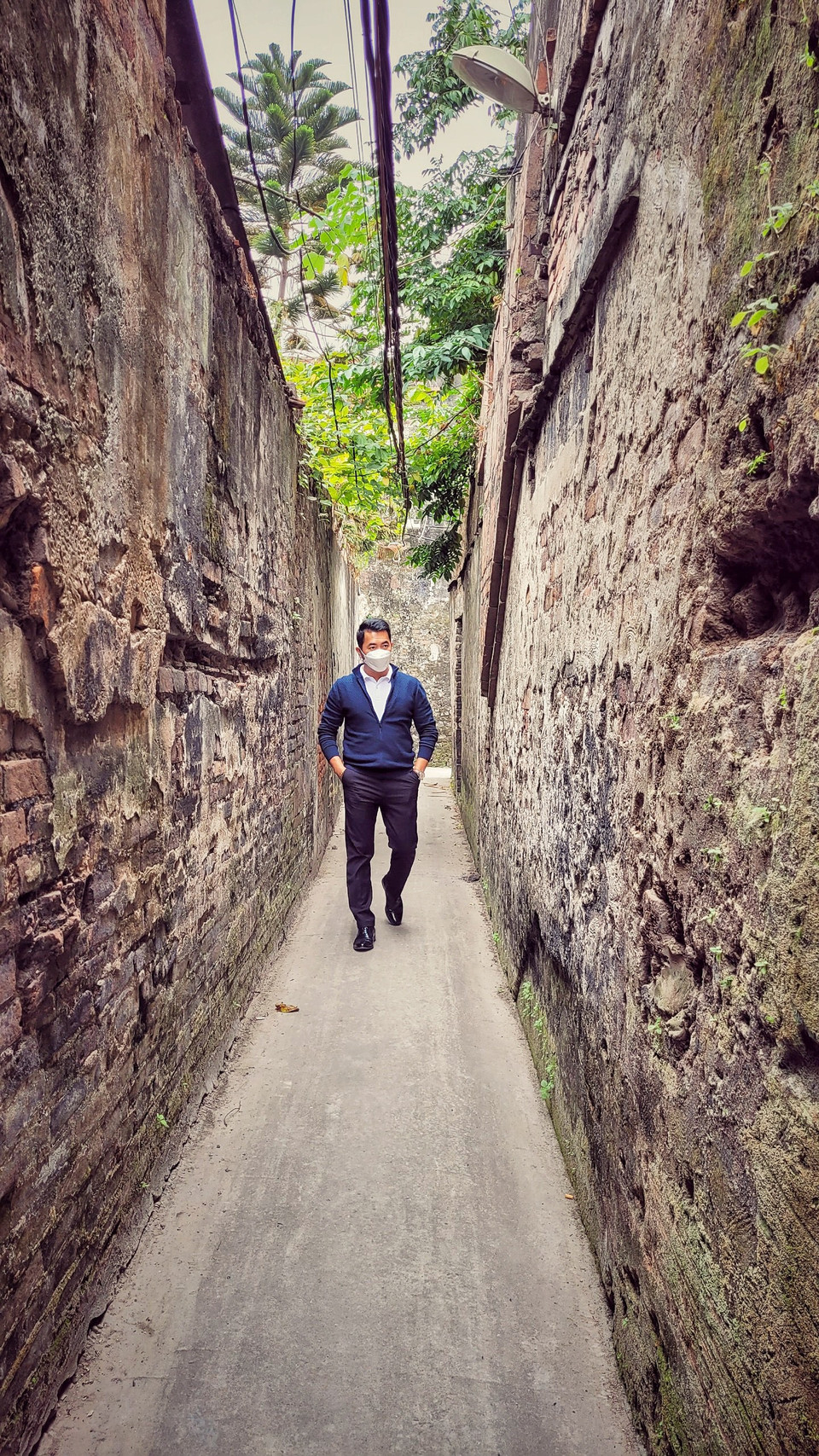 Những bức tường loang lổ... (Ảnh: CTV/Vietnam+)