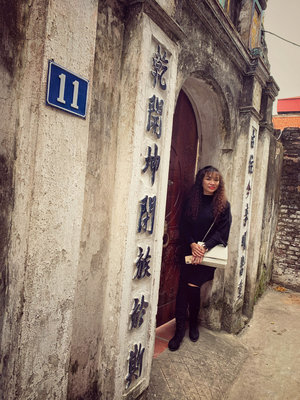 Trong làng Bát Tràng, nhiều gia đình vẫn giữ được những cánh cổng xưa cũ. (Ảnh: CTV/Vietnam+)