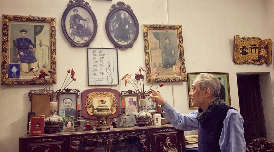 ...trong làng còn có những căn nhà cổ mà ở đó người dân vẫn lưu giữ được lịch sử dòng tộc với nhiều truyền thống đầy tự hào, như gia đình ông Lê Hồng Đức (88 tuổi). Vợ chồng ông Đức vẫn sống trong căn nhà cổ có tuổi đời bằng với cây cầu Long Biên Hà Nội. (Ảnh: CTV/Vietnam+)