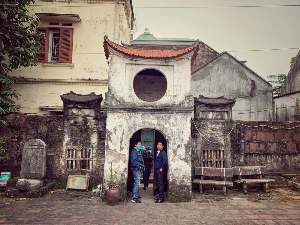  Tam quan có kiến trúc kiểu 'Thượng gia hạ môn' như Khuê Văn Các thu nhỏ. Phía trên của cổng chính có ba chữ Hán 'Ngưỡng Di Cao,' nghĩa là trông lên vời vợi, nhắc nhở người làng đường học rộng và cao, phải luôn phấn đấu vươn lên cao hơn trong học hành. (Ảnh: CTV/Vietnam+)