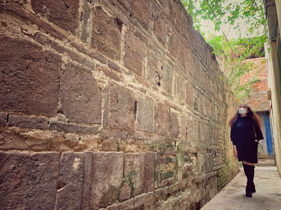 Những con đường quanh co trong làng nghề rất nhỏ với tường bao cao lớn trở thành một nét riêng có ở Bát Tràng. (Ảnh: CTV/Vietnam+)