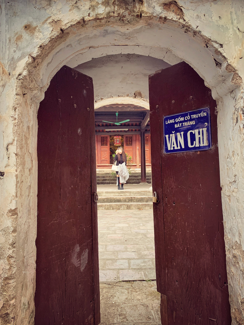 Làng Bát Tràng rất đặc biệt vì có cả ngũ linh, bao gồm đình, đền, chùa, văn chỉ và miếu... Văn chỉ Bát Tràng ở sau đình Bát Tràng, được khởi dựng từ khi lập làng để thờ Khổng Tử, các học trò của ông và nho sinh làng Bát Tràng đỗ đạt. (Ảnh: CTV/Vietnam+)